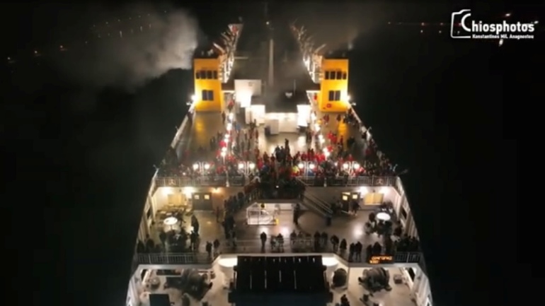 Εκατοντάδες πρόσκοποι ξεσήκωσαν με τα τραγούδια τους το λιμάνι της Χίου