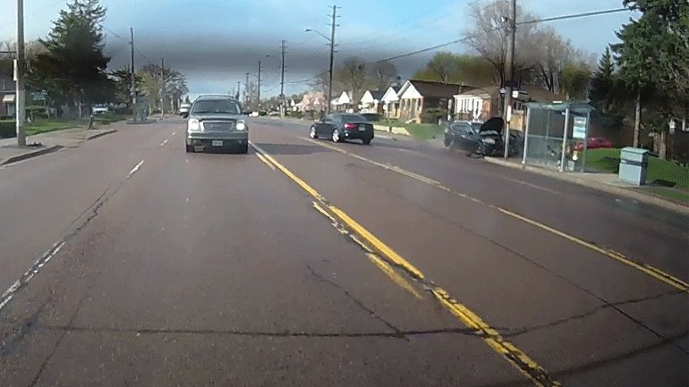 Ανεξέλεγκτος οδηγός πέφτει πάνω σε στάση λεωφορείου