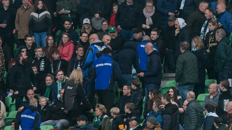 Ολλανδία: Διακόπηκε το ματς Χρόνινγκεν-Ναϊμέγκεν μετά από ρίψη ποτηριού με μπύρα σε βοηθό διαιτητή