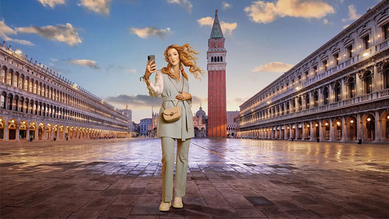 Η Αφροδίτη του Μποτιτσέλι σε ρόλο πρέσβειρας τουρισμού – Τρώει πίτσα και κάνει τη βόλτα της στο Κολοσσαίο