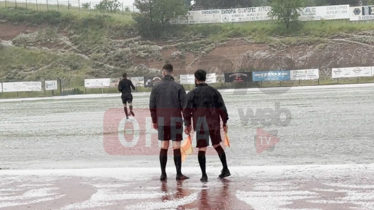 Σφοδρή χαλαζόπτωση σε αγώνα ποδοσφαίρου στη Θήβα