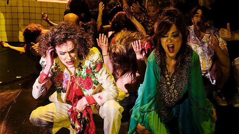 «Μια νύχτα στην Επίδαυρο»: Νέες εικόνες από την παράσταση του Νίκου Καραθάνου στο Εθνικό Θέατρο