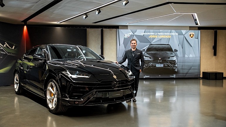 Ο Θρύλος του MotoGP Jorge Lorenzo παρέλαβε την Urus S Ο Θρύλος του MotoGP Jorge Lorenzo παρέλαβε την Urus S