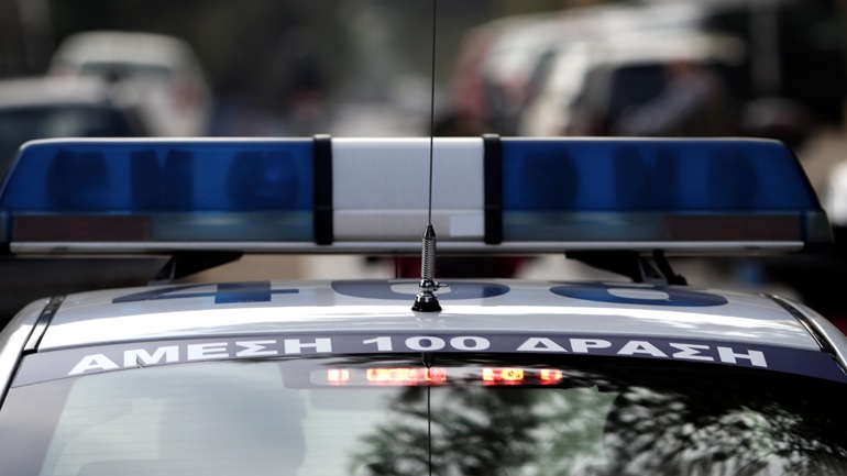 Τροχαίο ατύχημα στη Λεωφόρο Σχιστού – Αυτοκίνητο έπεσε πάνω σε πεζούς