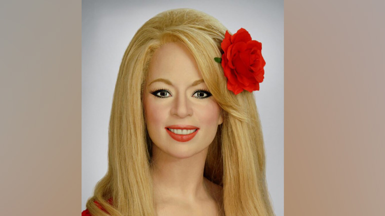 Η Αλίκη Βουγιουκλάκη «ποζάρει» στο μουσείο κέρινων ομοιωμάτων του Θοδ. Κοκκινίδη