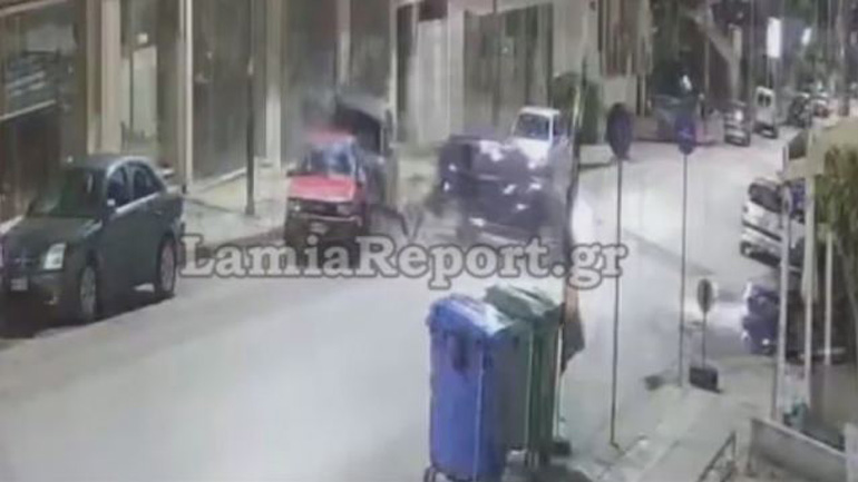 Κάμερα κατέγραψε την τρελή πορεία αυτοκινήτου στη Λαμία