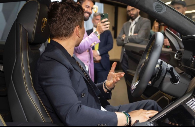 O κοινός μας φίλος Luca Rosiello φωτογραφίζει τον Jorge. O Luca έχει και ο ίδιος μερικές Lambo!