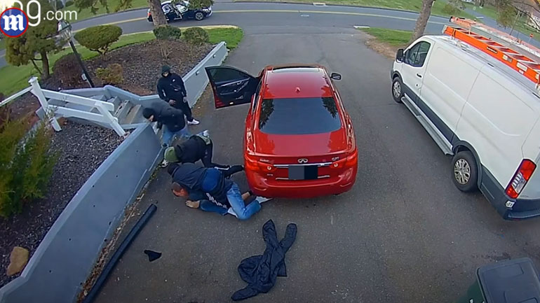 Απίστευτος τύπος τα έβαλε με 4 ληστές και κατάφερε να σώσει το αμάξι του Απίστευτος τύπος τα έβαλε με 4 ληστές και κατάφερε να σώσει το αμάξι του