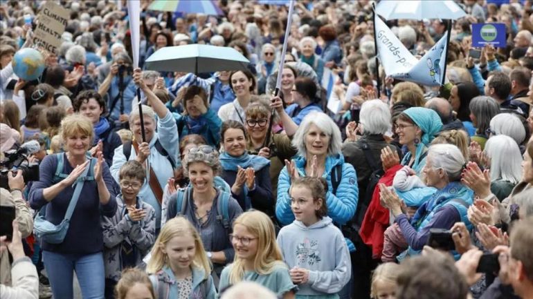 Χιλιάδες Ελβετοί υποδέχτηκαν στη Βέρνη 4 ακτιβίστριες που έκαναν πορεία 224 χλμ.