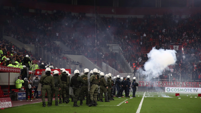 Επεισόδια στο «Γ. Καραϊσκάκης» και πρόωρη λήξη στο Ολυμπιακός – ΑΕΚ