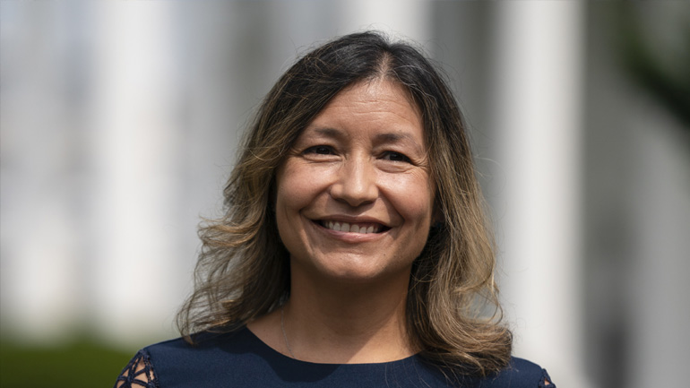 Η Τζούλι Τσάβες Ροδρίγκες αναλαμβάνει διευθύντρια της προεκλογικής εκστρατείας Μπάιντεν