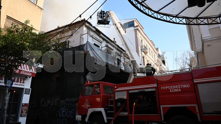 Υπό μερικό έλεγχο η φωτιά σε κτήριο στο κέντρο της Αθήνας – Κατέρρευσε τμήμα της οροφής του