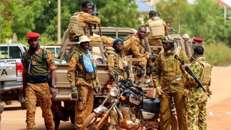 Μπουρκίνα Φάσο: «Περίπου 60» νεκροί από πυρά ανδρών με στολές του στρατού