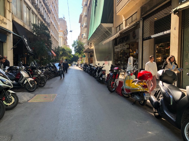 Που είναι τα πάρκινγκ για μηχανάκια στο κέντρο της Αθήνας; Ποιος κάνει παράνομους τους δικυκλιστές; Που είναι τα έργα κύριοι;  