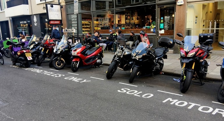 Στο Ηνωμένο Βασίλειο  υπάρχει πρόβλεψη για τα δίκυκλα 