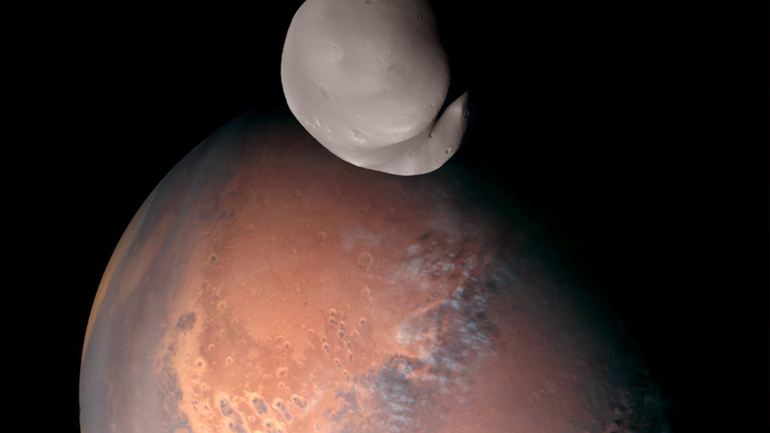 Εντυπωσιακές εικόνες του Δείμου, του μικρότερου δορυφόρου του Άρη, έστειλε στη Γη το διαστημικό σκάφος Hope