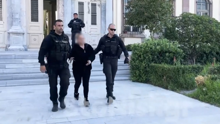 Προφυλακίστηκε η 48χρονη που περιέλουσε τον σύζυγό της με βενζίνη