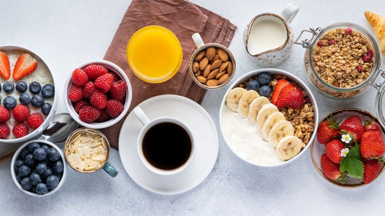 Πόσα γραμμάρια πρωτεΐνης και φυτικών ινών πρέπει να έχει το πρωινό μας