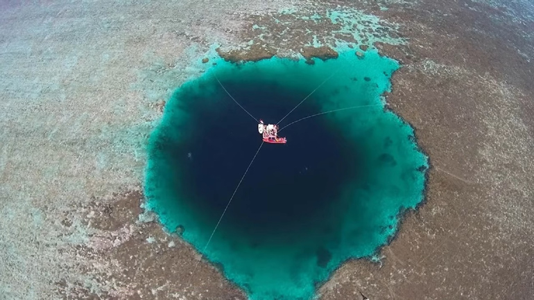 Μαγευτικές εικόνες από τη 2η μεγαλύτερη μπλε τρύπα στον κόσμο – Ίσως είναι «παράθυρο» σε νέες μορφές ζωής