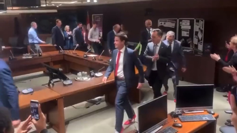 Καναδάς: Χαμός στα social media για τα ροζ ψηλοτάκουνα πολιτικών