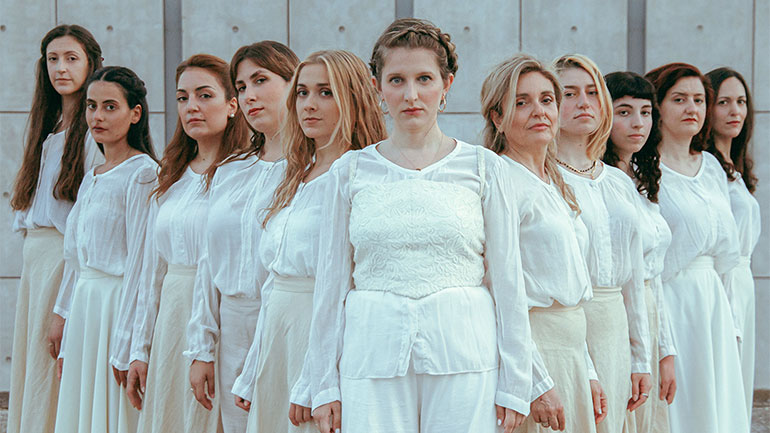 Συναυλίες στο σκοτάδι με τις Chórεs για τη στήριξη ευάλωτων γυναικών