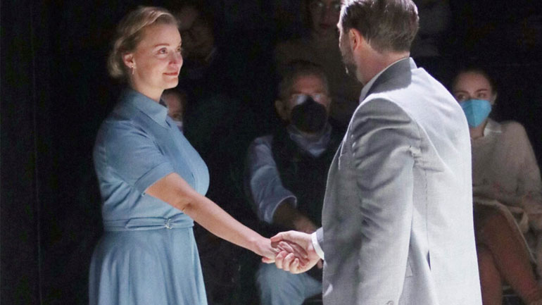 H Λένα Δροσάκη απαντά για την υπόκλιση με τον Αλέξανδρό Μπουρδούμη: «Σχολιάστηκε κάτι που δεν ισχύει»