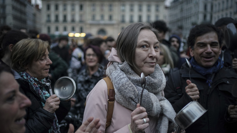 Γαλλία: Συνεχίζουν ακάθεκτοι τη δράση τους οι «κατσαρολάδες»