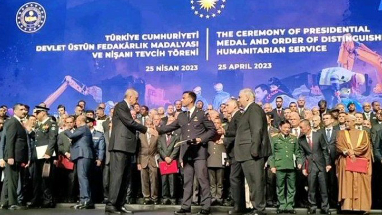 Ο Ερντογάν βράβευσε τον Έλληνα πρέσβη και την ΕΜΑΚ-ΕΚΑΒ για τη βοήθεια που πρόσφεραν μετά τους σεισμούς