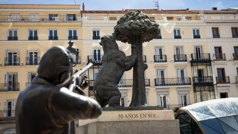 Άγαλμα-παρωδία Χιλιανού καλλιτέχνη για τον Χουάν Κάρλος στη Μαδρίτη