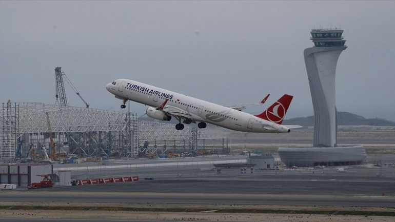 Πολίτες της Τουρκίας που απομακρύνθηκαν από το Σουδάν φθάνουν στην Κωνσταντινούπολη