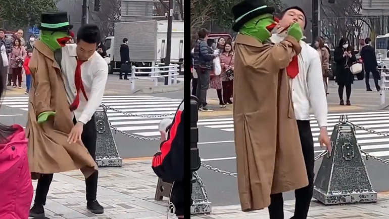 Πλανόδιος κωμικός διασκεδάζει περαστικούς με μια μαριονέτα