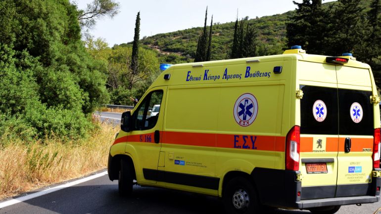 Τροχαίο στην Αρτέμιδα: 15χρονη παρασύρθηκε από ΙΧ κατεβαίνοντας από σχολικό λεωφορείο