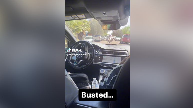 Αστυνομικός «τα χάνει» όταν καταλαβαίνει πως δίνει οδηγίες σε αυτόνομο ταξί που κινείται χωρίς οδηγό