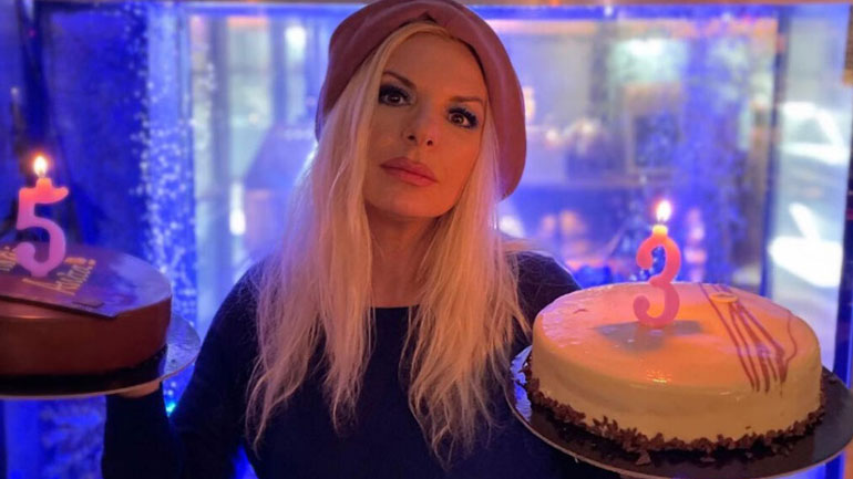 Γενέθλια για την Αννίτα Πάνια – Η φωτογραφία με τον Νίκο Καρβέλα και τον 15χρονο γιο τους