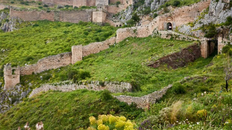 Φωτίζεται και πάλι το Κάστρο Ακροκορίνθου