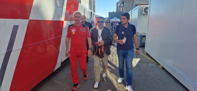 Ο Λευτέρης Αυγενάκης ξεναγείται στο paddock του MotoGP από τον Paolo Giabatti