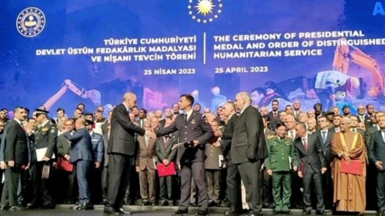 Μετάλλιο Υπέρτατης Θυσίας από Ερντογάν στους Έλληνες και άλλους ξένους διασώστες στο σεισμό των 7,8 Ρίχτερ