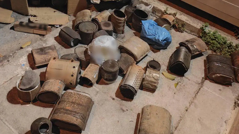 Συνελήφθησαν δύο άτομα στον Κολωνό με 43 κλεμμένους καταλύτες οχημάτων