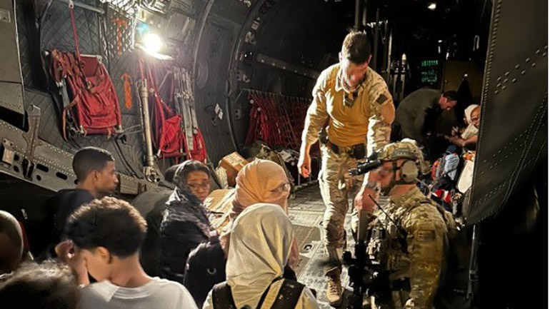 Προσγειώθηκε στην Ελευσίνα το C130 με τους 39 Έλληνες και ξένους από το Σουδάν