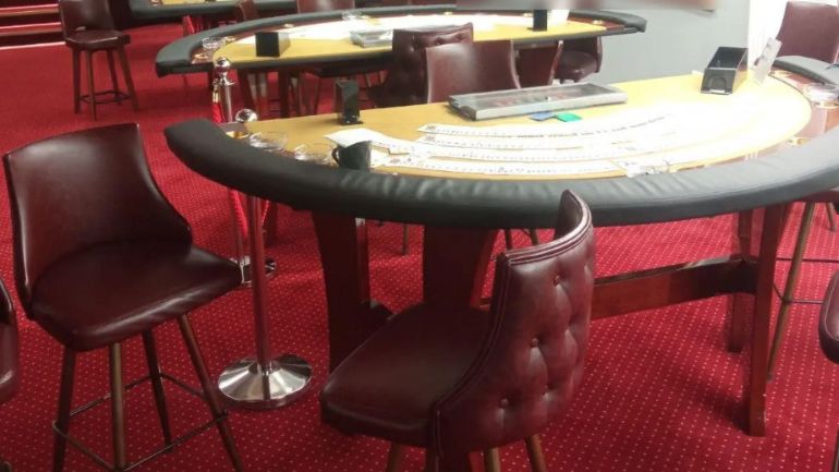 Εννιά συλλήψεις για κατάστημα όπου διεξάγονταν παράνομα τυχερά παιχνίδια