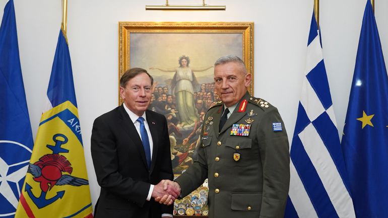 Συνάντηση του Αρχηγού ΓΕΕΘΑ με τον General David H. Petraeus (US Army, Ret.)