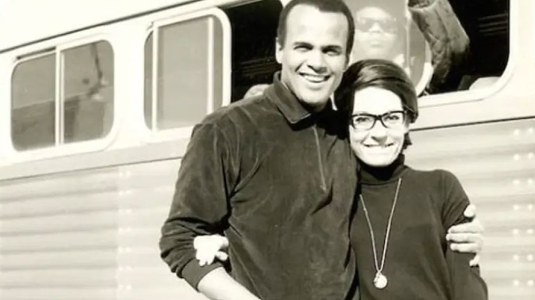 Η Νανά Μούσχουρη  αποχαιρετά τον Χάρι Μπελαφόντε