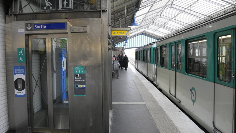 Τραγικός θάνατος για δύο άστεγους στο μετρό του Παρισιού Τραγικός θάνατος για δύο άστεγους στο μετρό του Παρισιού