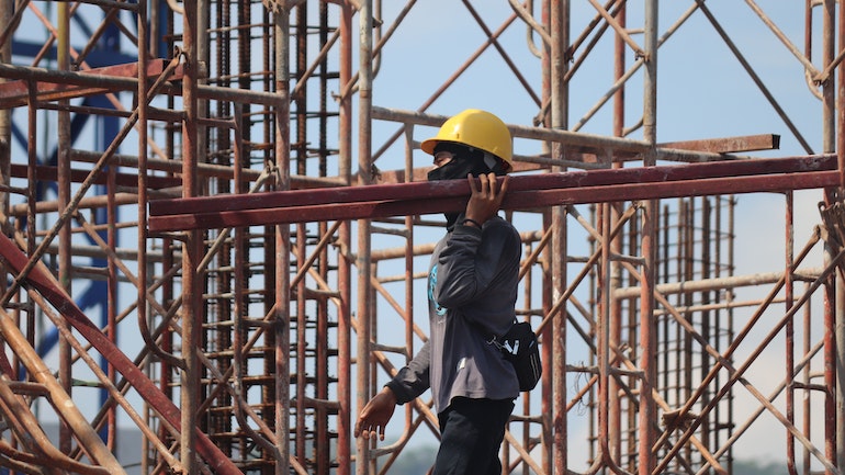 Εργατικό ατύχημα στη Λάρισα: Άνδρας έπεσε από τον 4ο όροφο οικοδομής – Νοσηλεύεται με βαριά κατάγματα