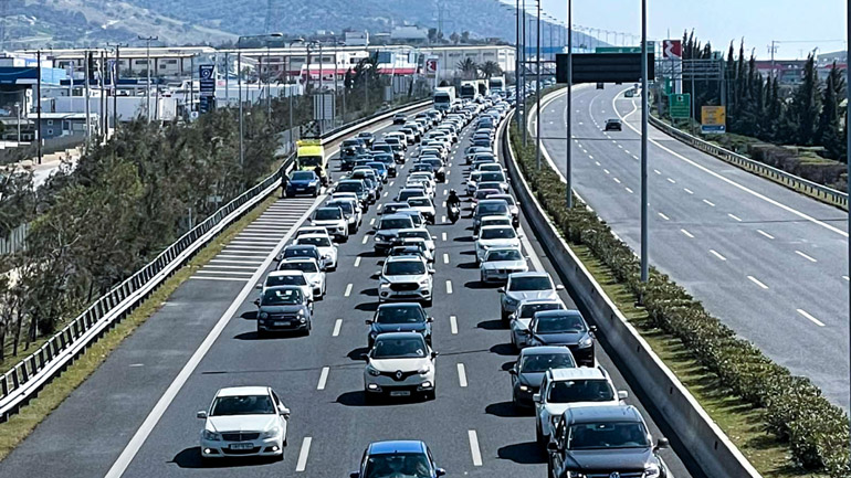 Κίνηση στους δρόμους: Σε εξέλιξη η έξοδος των εκδρομέων του τριημέρου – Καραμπόλα τεσσάρων οχημάτων στην Αττική Οδό