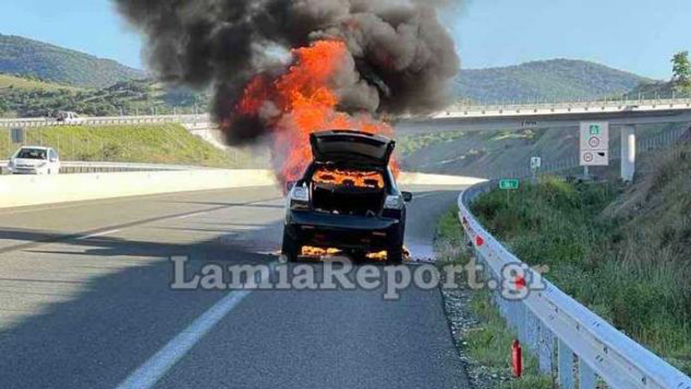 Aυτοκίνητο με τρεις Δημάρχους της Φθιώτιδας το Ι.Χ. που άρπαξε φωτιά στην Ε.Ο. Αθηνών – Κορίνθου