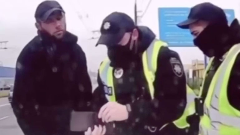 Ξεφορτώθηκε τα στοιχεία σαν κύριος