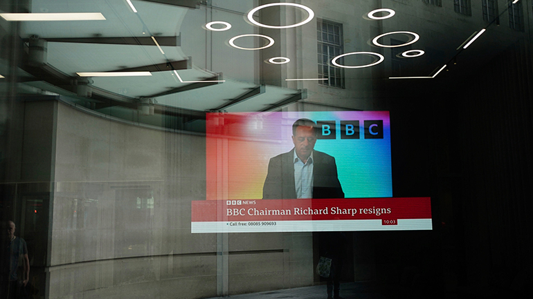 Παραιτείται ο πρόεδρος του BBC καθώς σύμφωνα με έρευνα παραβίασε κανόνες