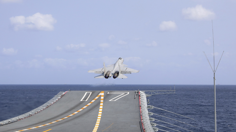 Αμερικανικό αεροπλάνο πέταξε πάνω από το Στενό της Ταϊβάν – Το Πεκίνο λέει πως το παρακολούθησε