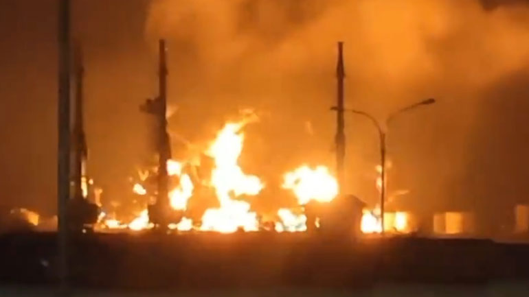 Δεξαμενή καυσίμων στις φλόγες στην Κριμαία μετά από επίθεση με drone